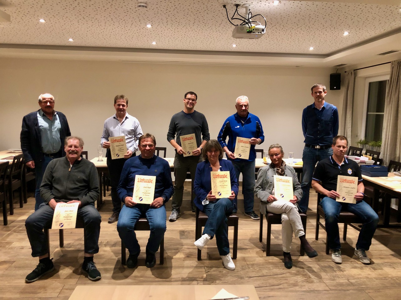  H.v.l.: 2.Vorsitzender Ulrich Kalmbach, Manfred Wolf (40 Jahre), Mark Belz (25), Jakob Schneider (50), 1.Vorsitzender Robert Schneider V.v.l.: Alois Meisl (50), Josef Riepl (50), Ursula Hertle (25), Gudrun Eckardt (25), Alexander Staffler (40) 